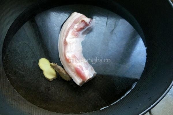 青椒炒回锅肉的做法图解1