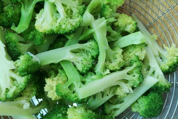 西兰花炒虾仁的做法图解8