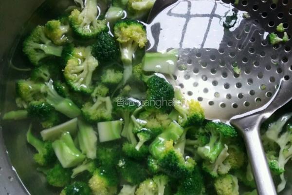 蒜末西兰花胡萝卜的做法图解2