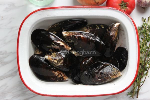 法式白葡萄酒煮青口的做法图解1