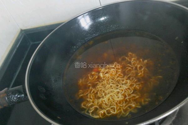 凉拌有滋味泡面的做法图解1