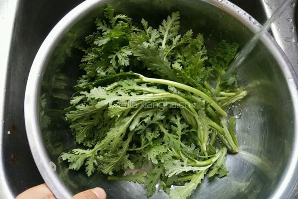 蒜泥茼蒿的做法图解2