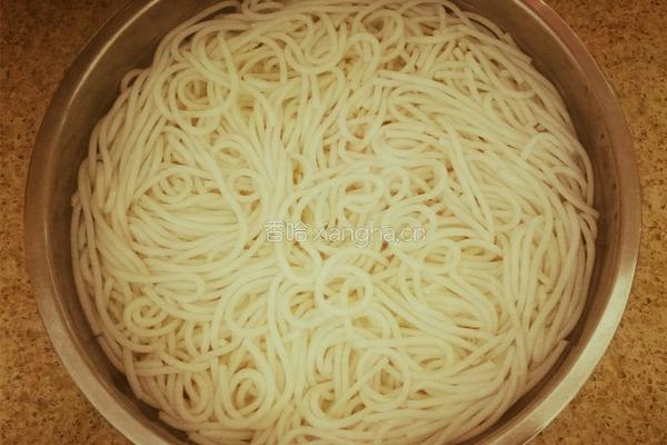 墨鱼瘦肉米线的做法图解3