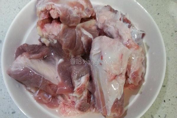 秀珍菇枸杞筒骨汤的做法图解2