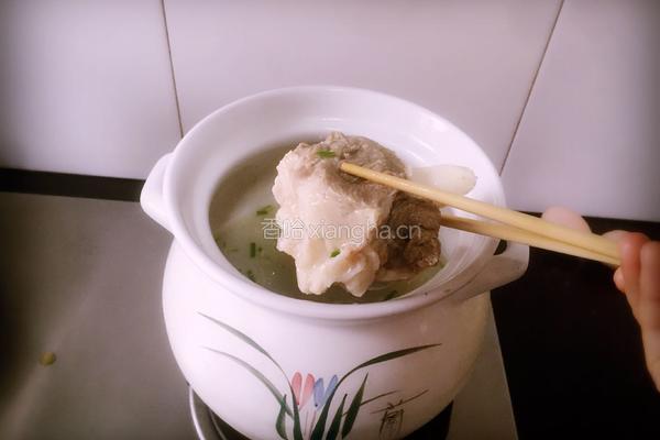 秀珍菇枸杞筒骨汤的做法图解5