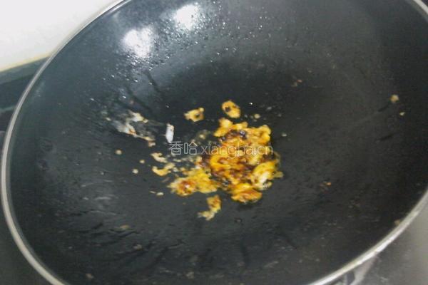 老干妈牛肉辣酱炒蛋黄的做法图解4