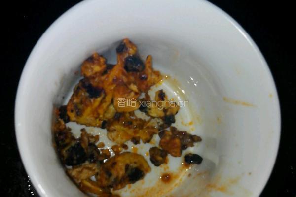 老干妈牛肉辣酱炒蛋黄的做法图解5