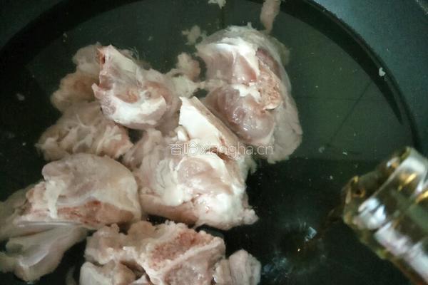 脊骨炖豆角的做法图解1