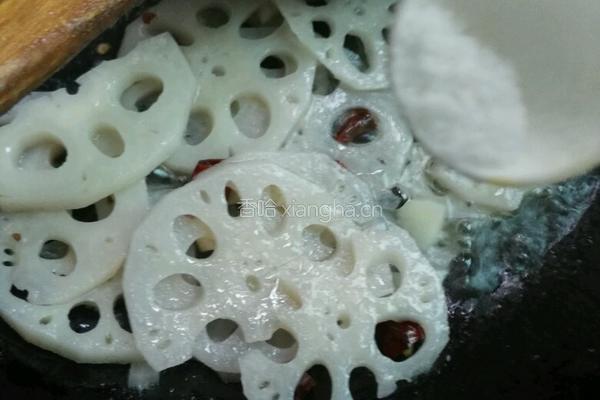 炝炒藕片的做法图解5