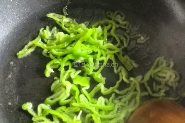 青椒炒茭白的做法图解3