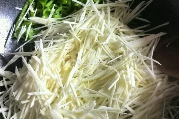 青椒炒茭白的做法图解4