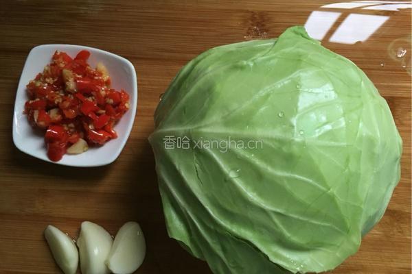 剁椒卷心菜的做法图解1