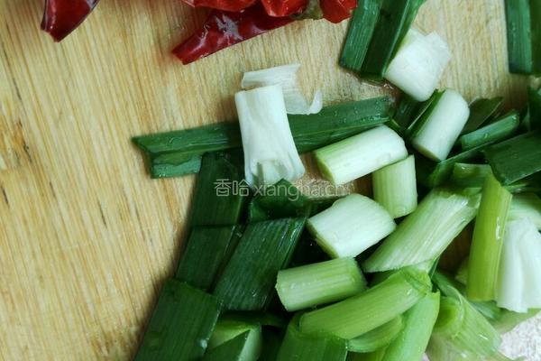 大蒜鸡蛋炒年糕的做法图解2