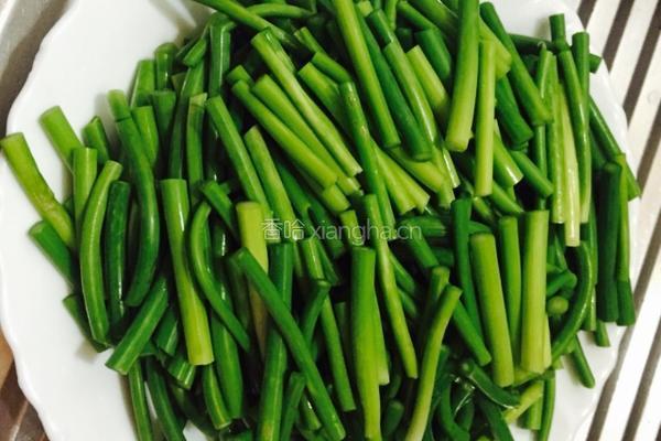 牛肉炒蒜苗的做法图解1