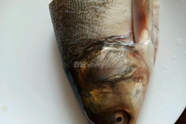 剁椒鱼头的做法图解1