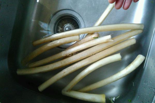 瘦肉炒藕尖的做法图解1