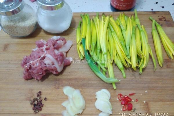 五花肉炒黄花的做法图解1