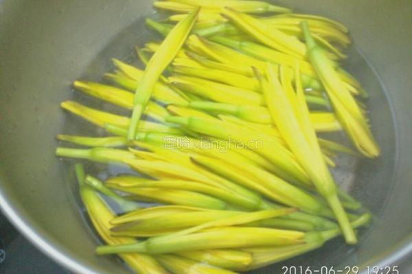 五花肉炒黄花的做法图解2