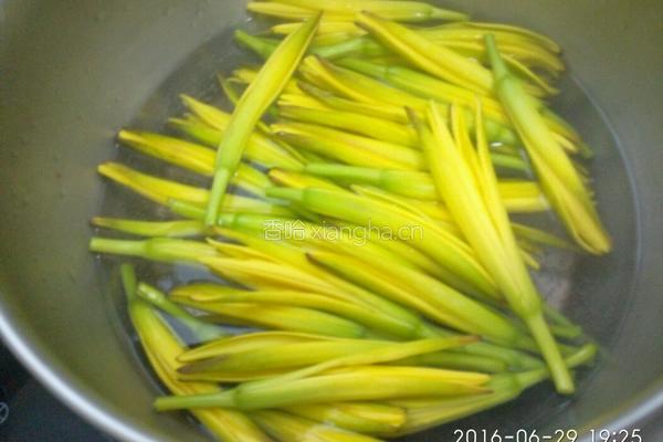 五花肉炒黄花的做法图解3