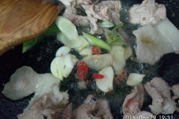 五花肉炒黄花的做法图解6