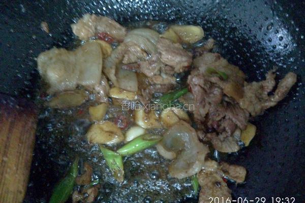 五花肉炒黄花的做法图解7