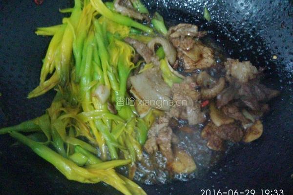 五花肉炒黄花的做法图解8