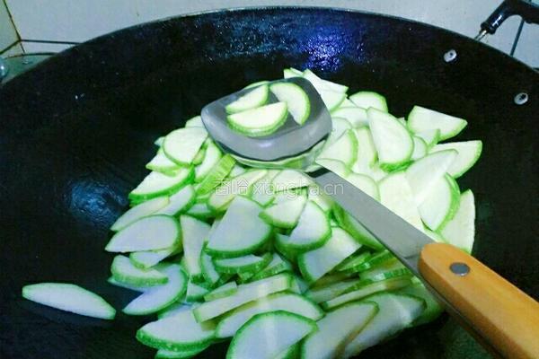 西葫芦炒脊里肉的做法图解8