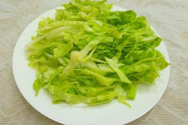 卷心菜肉丝炒春饼的做法图解1