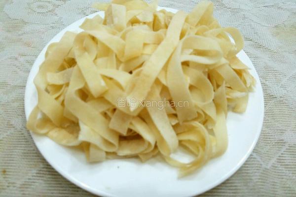 卷心菜肉丝炒春饼的做法图解3