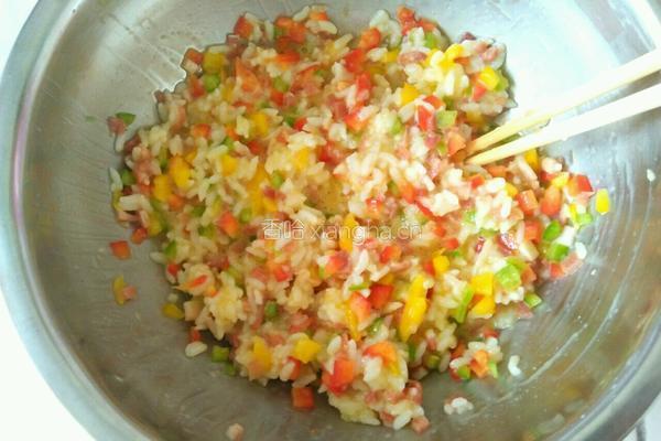 彩椒圈煎饭的做法图解2