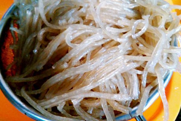 卷心菜炒苕粉丝的做法图解7