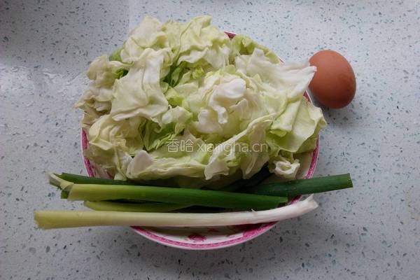 鸡蛋卷心菜炒面条的做法图解1