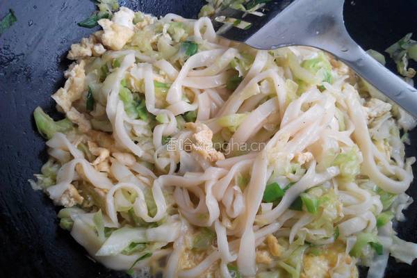 鸡蛋卷心菜炒面条的做法图解12
