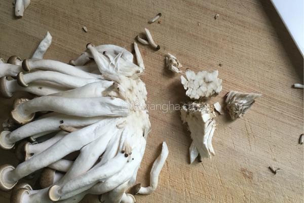 蟹味菇炒鸡蛋的做法图解1