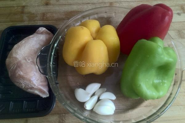 彩椒炒鸡肉的做法图解1