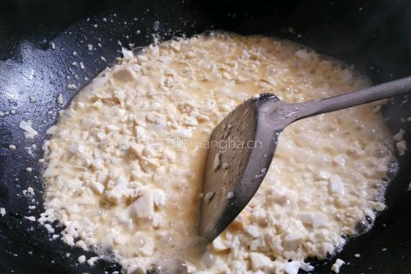 豆腐炒鸭蛋的做法图解4