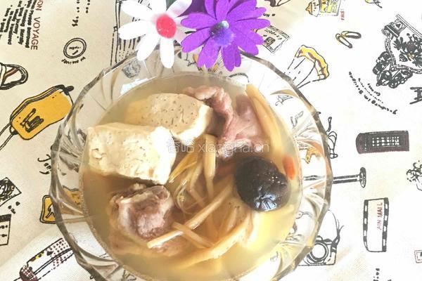 黄花菜炖排骨豆腐汤的做法图解3
