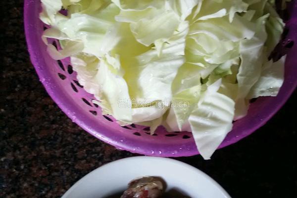 卷心菜腊肠炒卷心菜的做法图解1