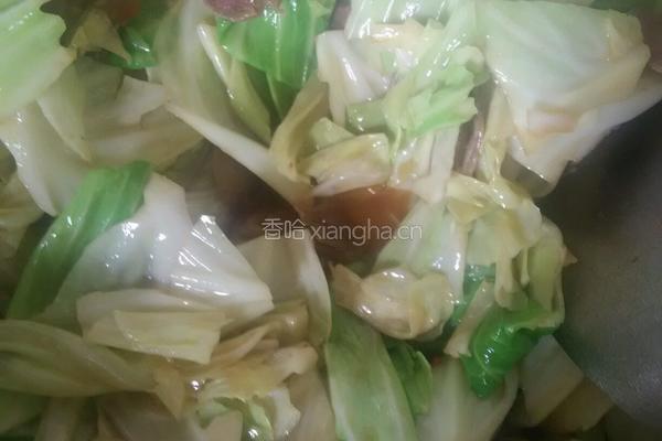 卷心菜腊肠炒卷心菜的做法图解4