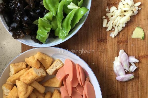 火腿木耳炒豆腐的做法图解1