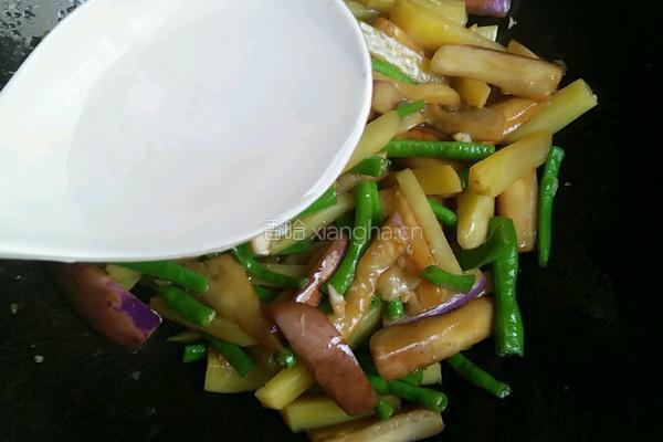 土豆茄子炖豆角的做法图解8