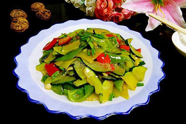 辣椒炒嫩南瓜的做法图解12