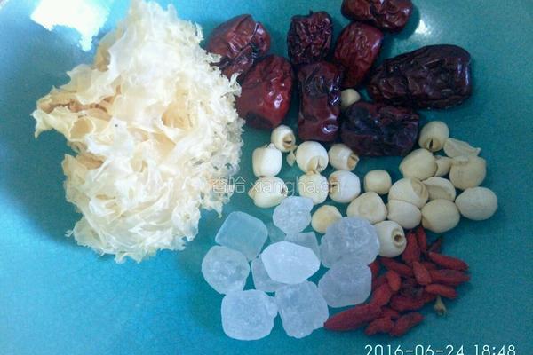 冰糖银耳莲子羹的做法图解2