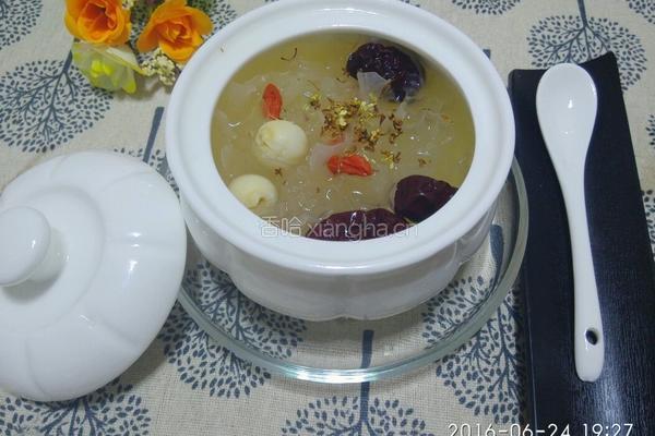 冰糖银耳莲子羹的做法图解3
