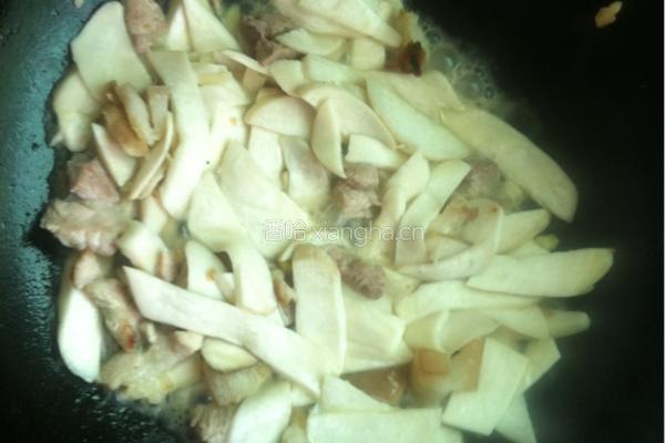 鸡腿菇炒瘦肉的做法图解2