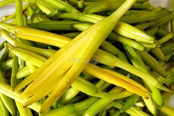 花生米凉拌黄花菜的做法图解1