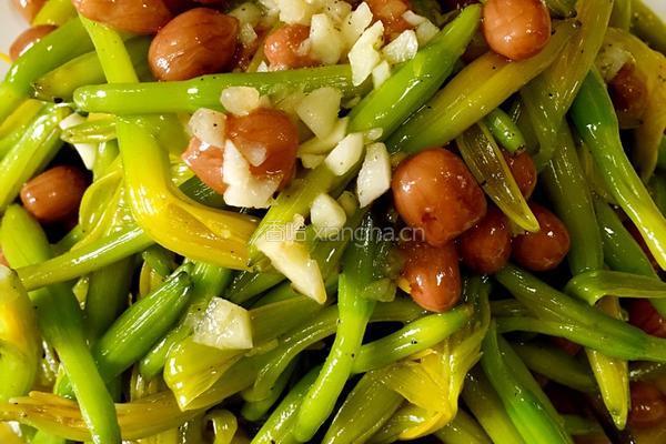 花生米凉拌黄花菜的做法图解2
