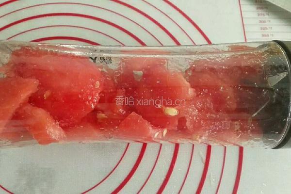 现榨西瓜汁的做法图解2