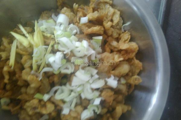 小酥肉炖油菜的做法图解1