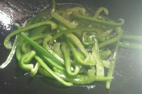 青椒炒银芽的做法图解4